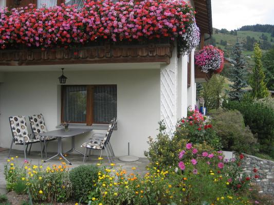 Gedeckter Gartensitzplatz (Westseite)